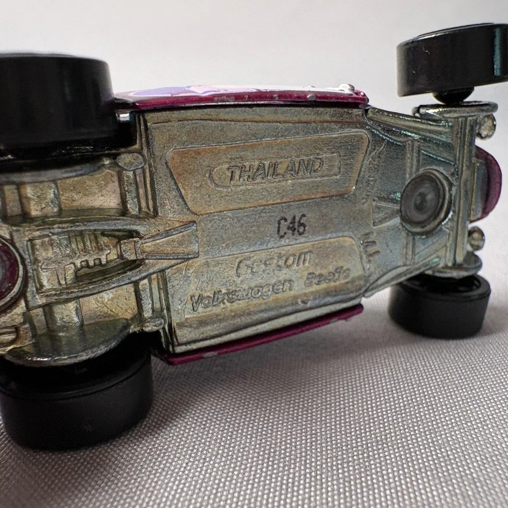 Hot Wheels Custom Volkswagen Beetle Magenta Metallic Diecast Car 1:64 Thailand